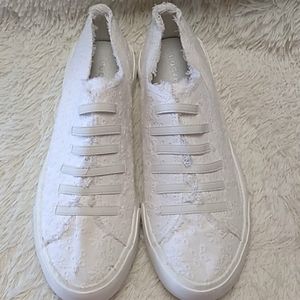 RocketDog Sneaker White Flower Embellished Sz. 9